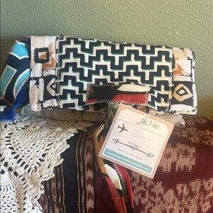 •Fits over 10 cards / cash / checkbook all in one . Simple and colorful boho 🧡⭐️